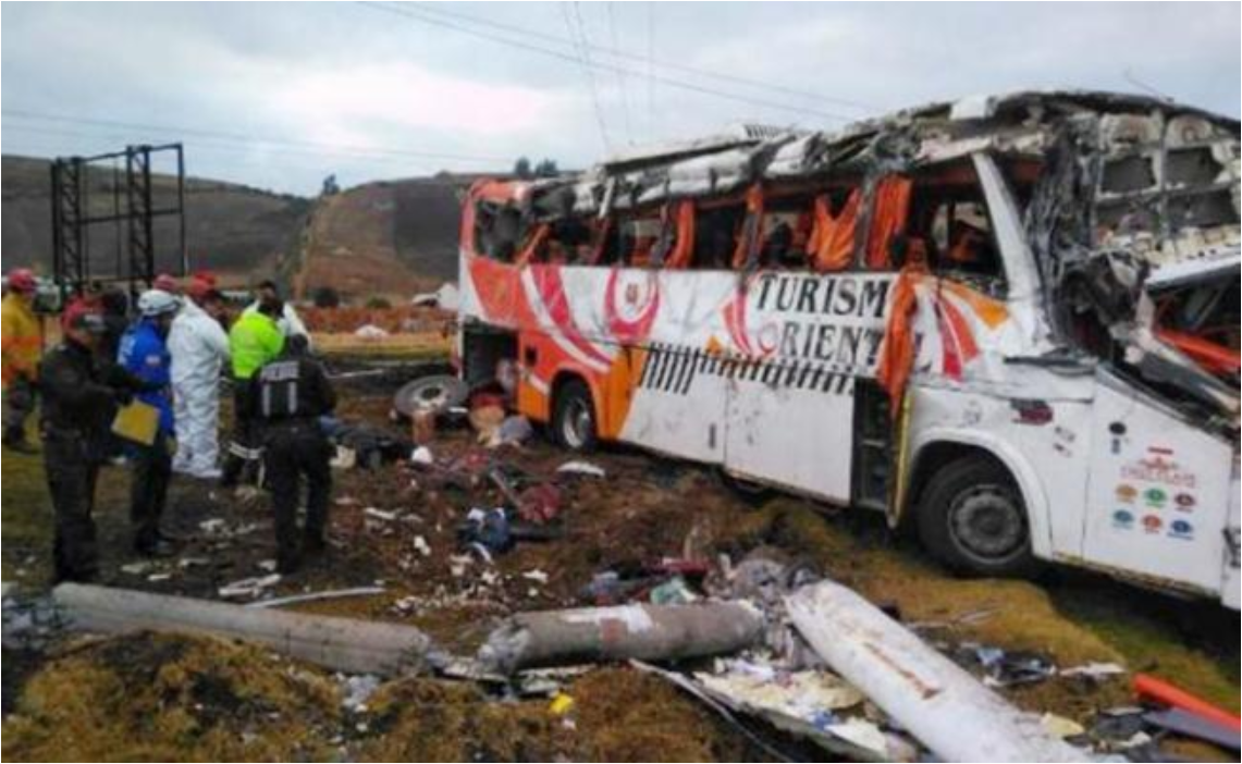 Accidente en Ecuador deja 5 muertos y 23 heridos