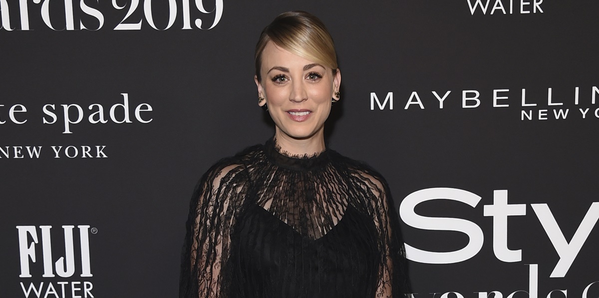 Kaley Cuoco conquista Los Ángeles con vestido de encaje y transparencias 