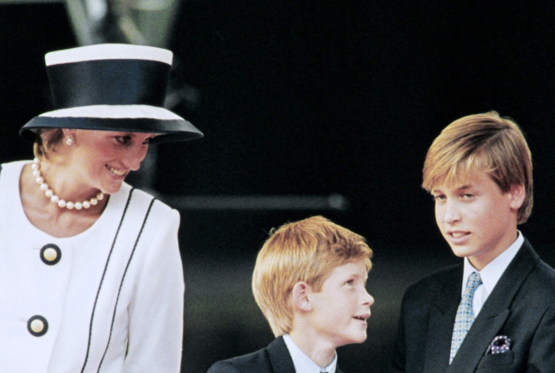 El sorprendente parecido del príncipe William y príncipe Harry con sus personajes en "The Crown"