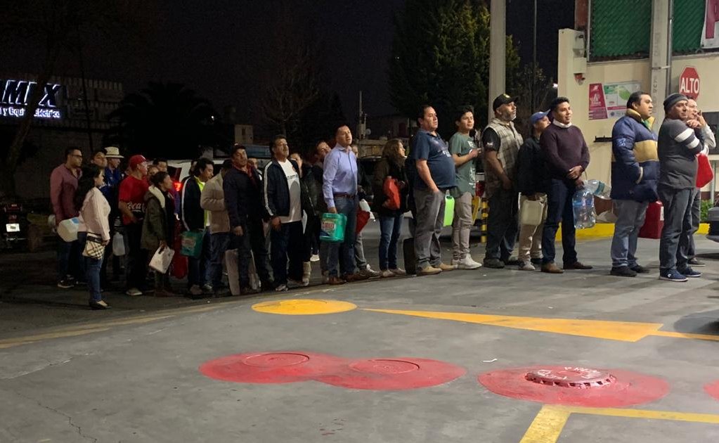 Por escasez de combustible, gasolineras de Toluca despachan en bidones