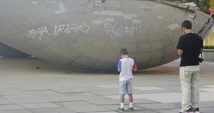 Graffitean la icónica escultura “The Bean” en Chicago 