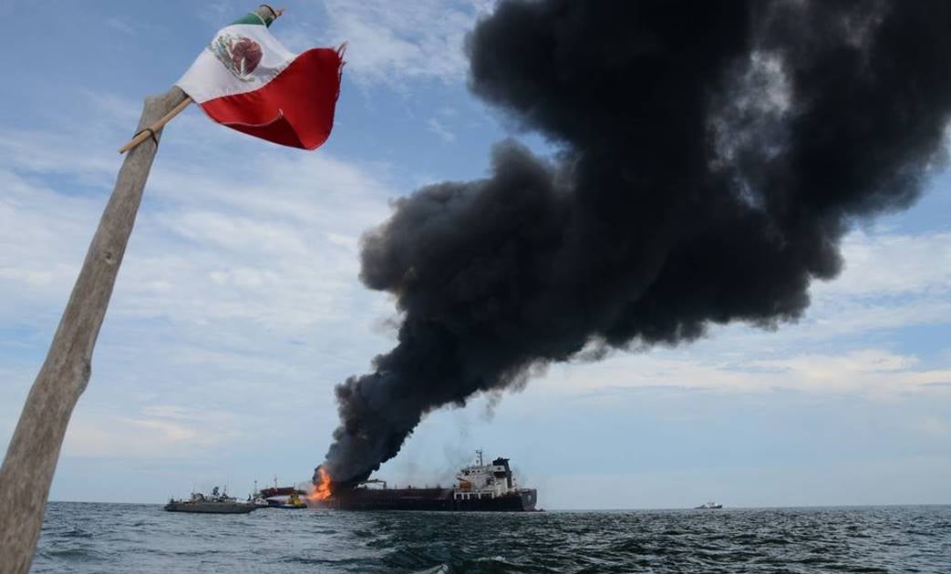 Patrulla Semar buque incendiado de Pemex