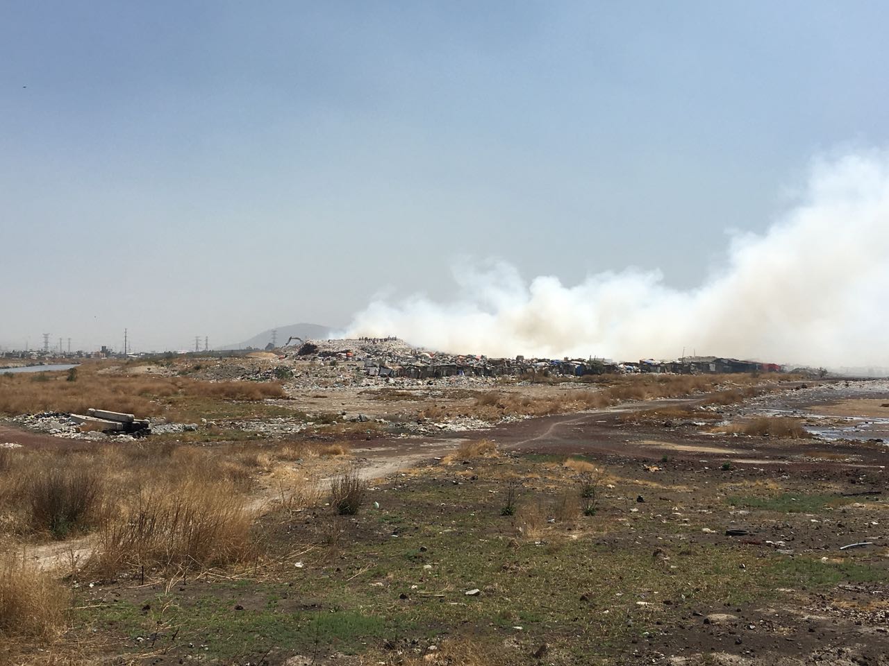 ​Reportan incendio en tiradero del Bordo de Xochiaca