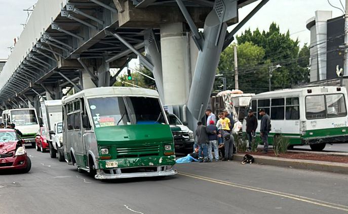 Automovilista atropella a madre y su hijo en Iztapalapa; ella muere y él queda gravemente herido