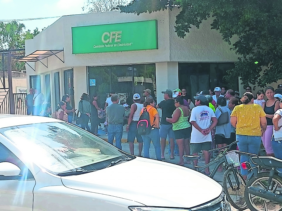 Vecinos exigen a CFE solucionar los apagones