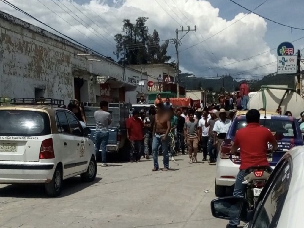 Intentan linchar a presunto ladrón en Tlaxiaco, Oaxaca