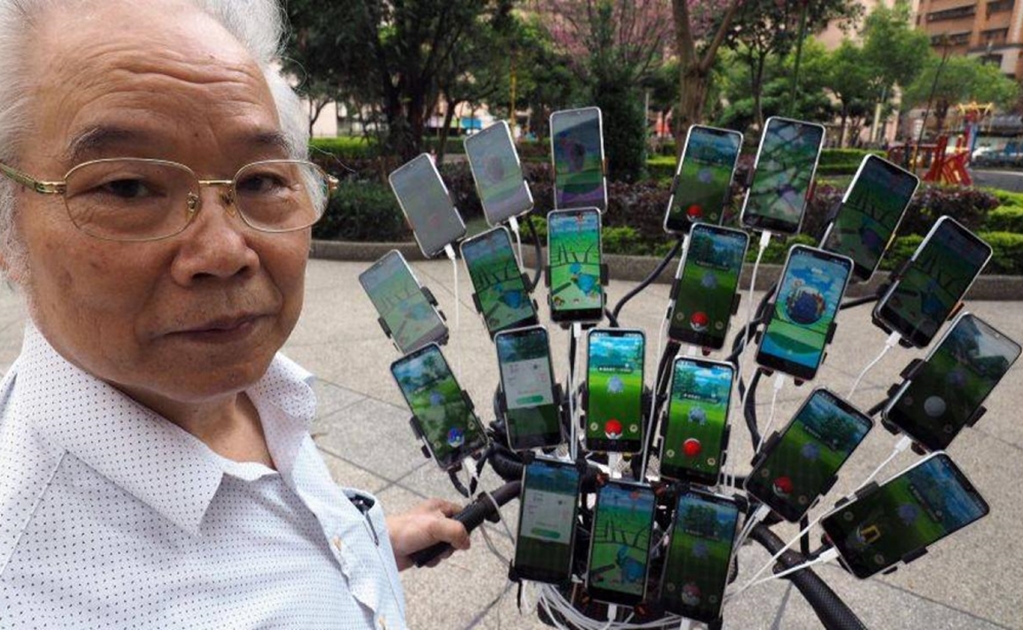 "Tío Pokémon" tiene 70 años y recorre Taiwán con 24 celulares sobre su bicicleta 