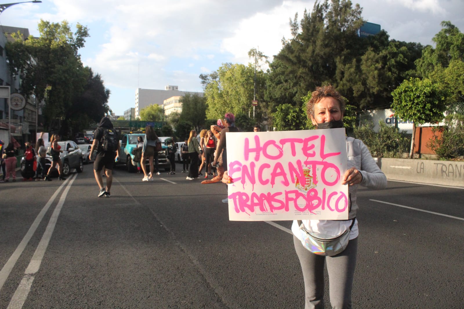 FOTOS y VIDEO: Mujeres trans se manifiestan en Tlalpan; vandalizan hotel  por presuntos actos de transfobia | El Universal