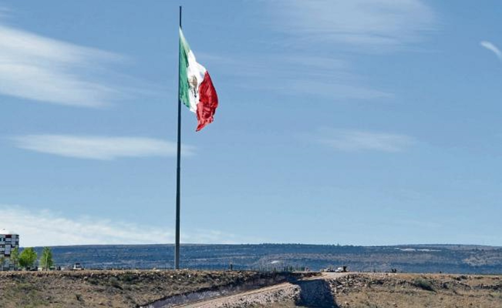 El viento venció a la bandera más grande del país