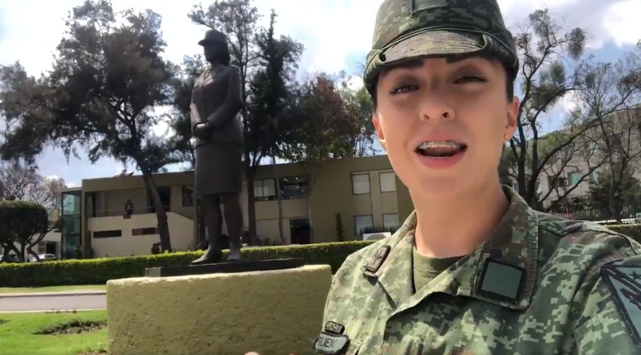 Al estilo youtuber, mujer soldado destaca papel femenino en el Ejército 