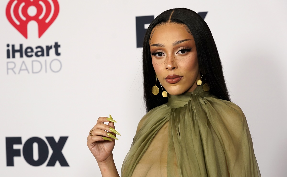 Doja Cat impacta en alfombra roja con revelador vestido transparente 