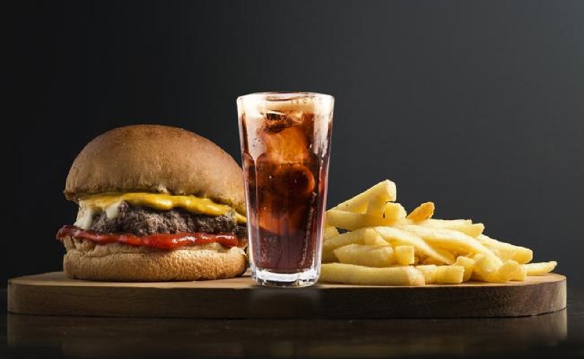 ¿Cuántas calorías tiene un combo con hamburguesa, papas y refresco?