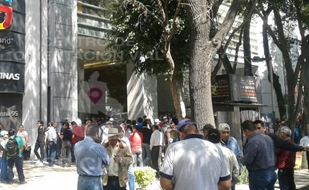 Miembros del SME bloquean lateral de Reforma