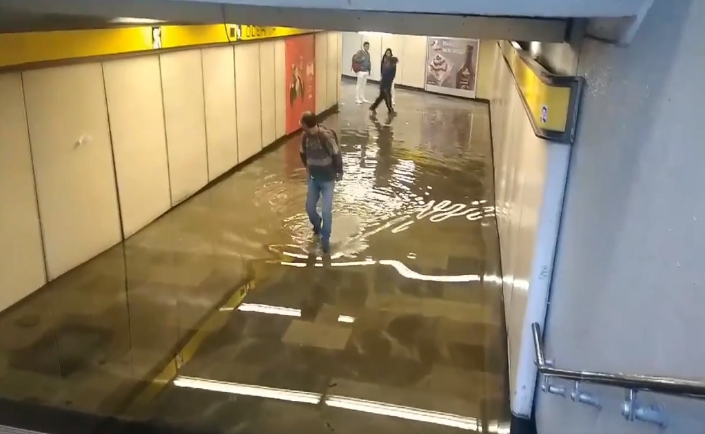Fuga de agua inunda estación del Metro Oceanía