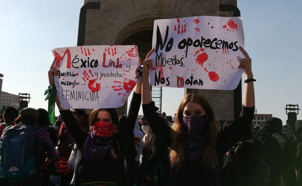 Colectivos feministas llegan al Monumento de la Revolución por el #25N
