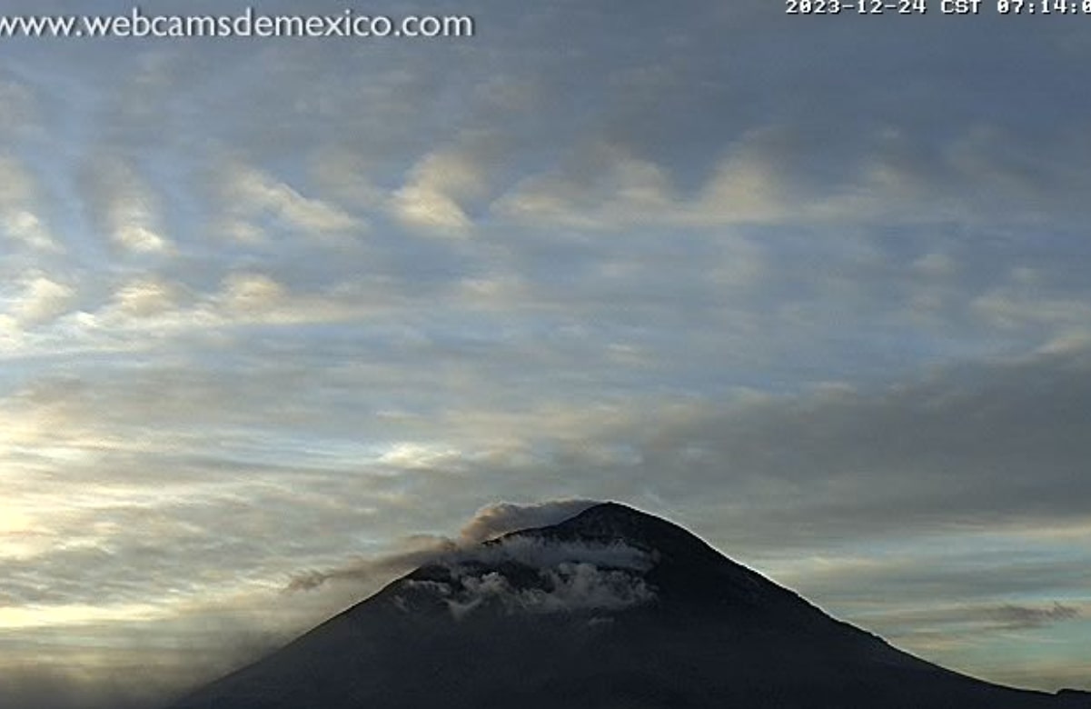 Nubes coronan al Popocatépetl al amanecer de este 24 de diciembre