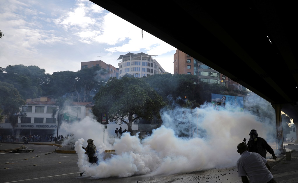 Policía dispersa con gases lacrimógenos marcha opositora en Caracas
