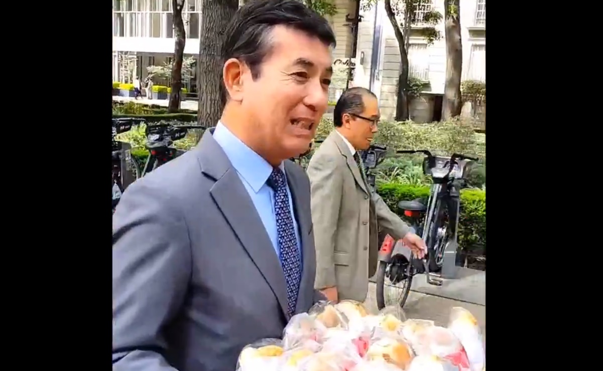 VIDEO ¡Arigato! Embajador de Japón en México sale a repartir “guajolotas” por el Día de la Candelaria