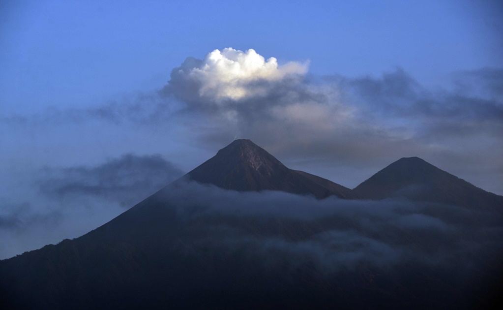 Evacuan a 62 personas por leve explosión del volcán de Fuego en Guatemala