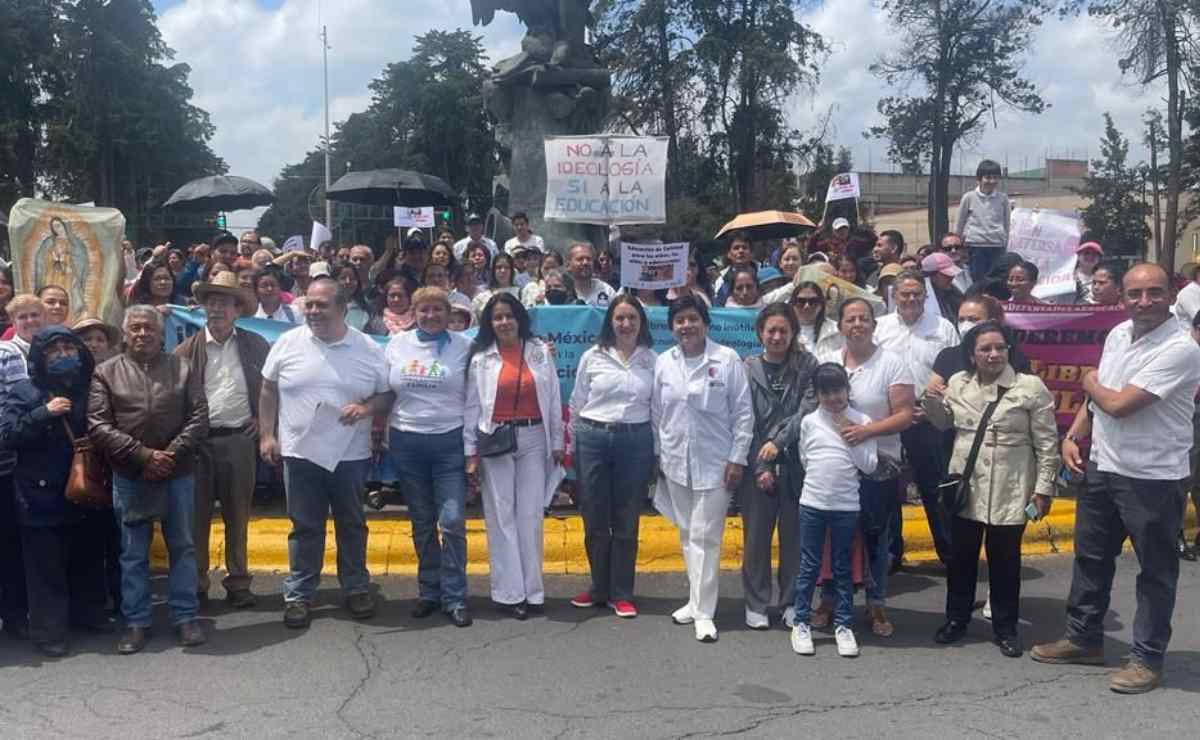 Frente Nacional para la familia protesta en contra de los libros de texto en Toluca