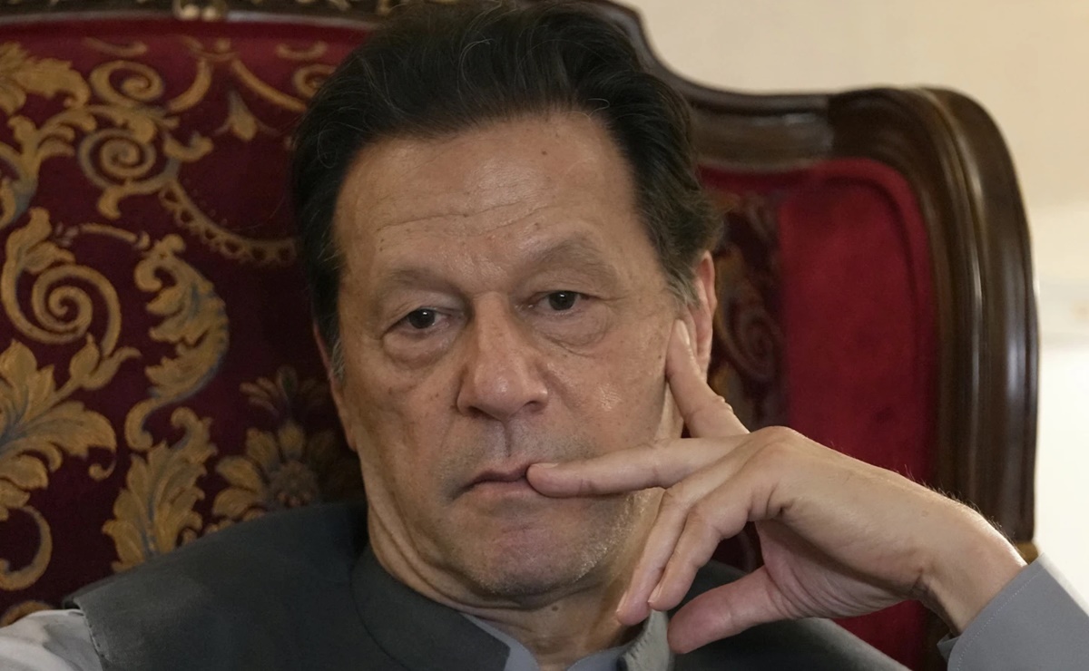 Condenan a 14 años de prisión a exprimer ministro paquistaní Imran Khan por corrupción