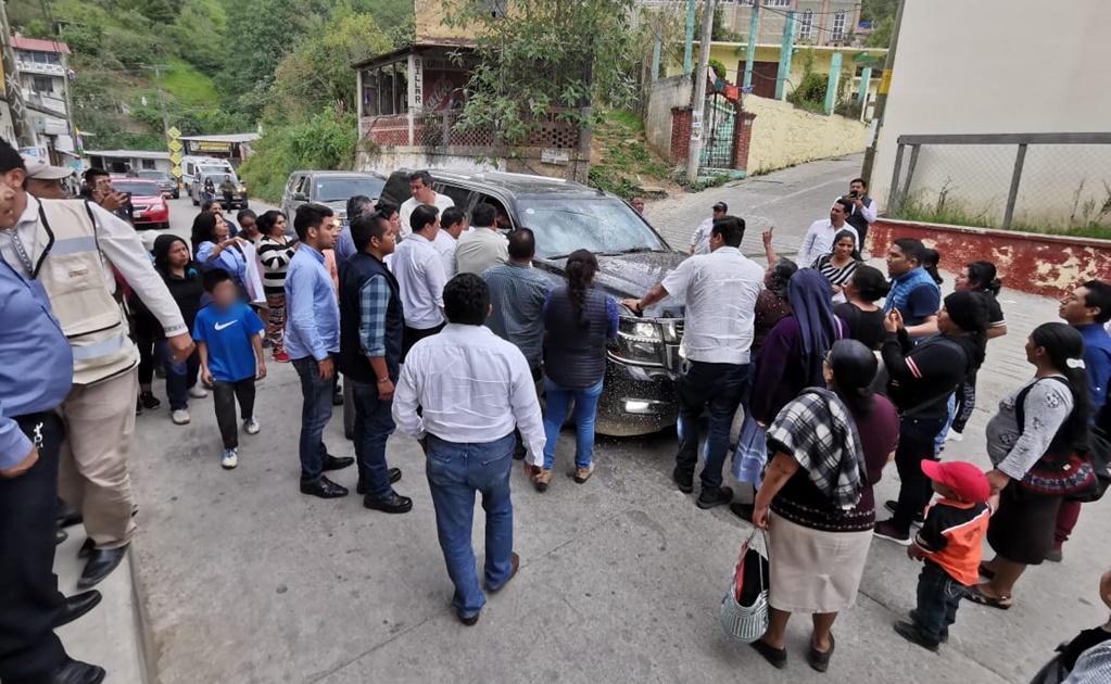 Habitantes de Ayutla, Oaxaca, cierran paso a caravana de AMLO; exigen agua potable