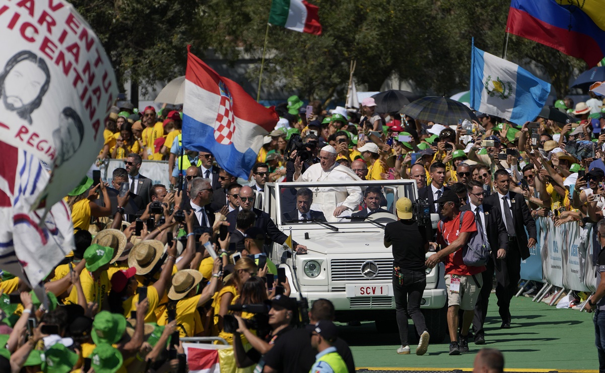 Papa Francisco pide a los jóvenes en una misa multitudinaria en Lisboa que "no tengan miedo"