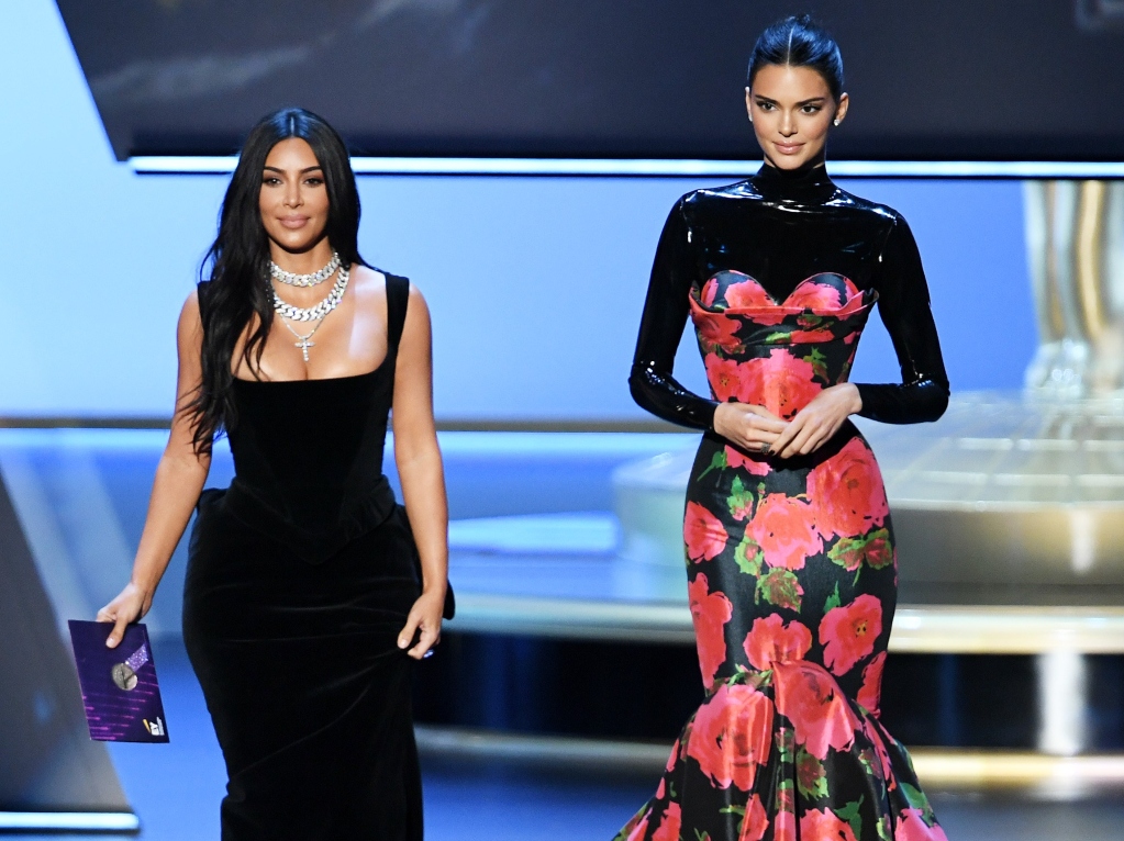 El incómodo momento que pasó Kim Kardashian y Kendall Jenner en los Emmys