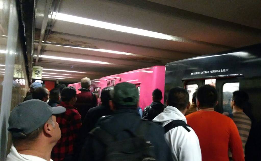 Aficionados desalojan vagón de la L3 del Metro para ir a CU