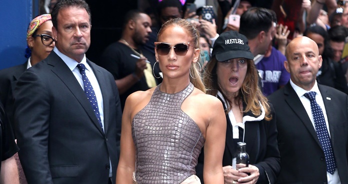 Jennifer Lopez presume figura de impacto con top y falda de ‘lápiz’