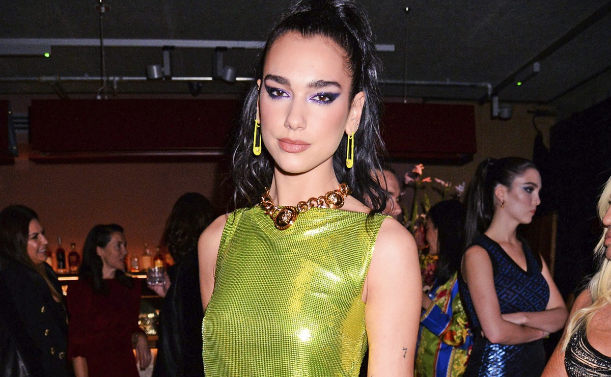 Gal Gadot sigue a Dua Lipa y deslumbra con minivestido neón para el verano