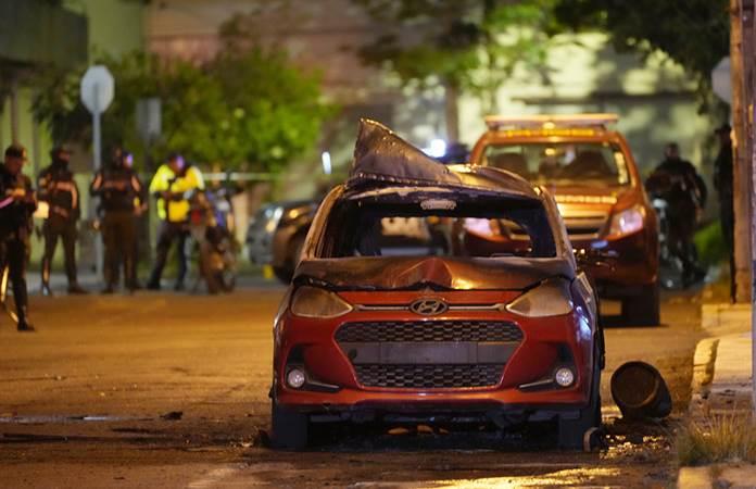 Caos en Ecuador: la policía confirma que van hasta 4 coches bomba