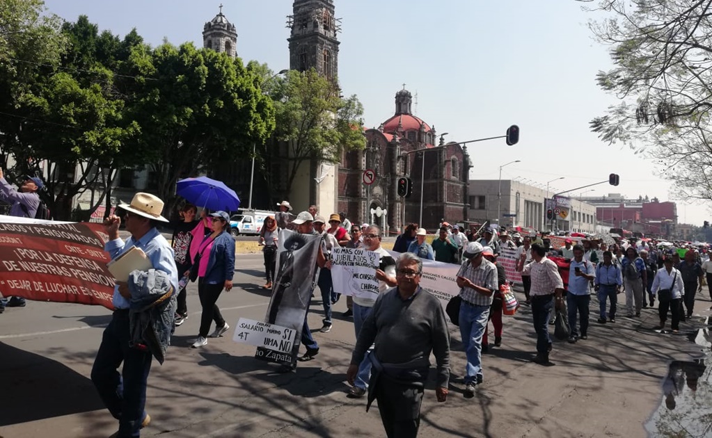 Maestros pensionados marchan sobre Paseo de la Reforma