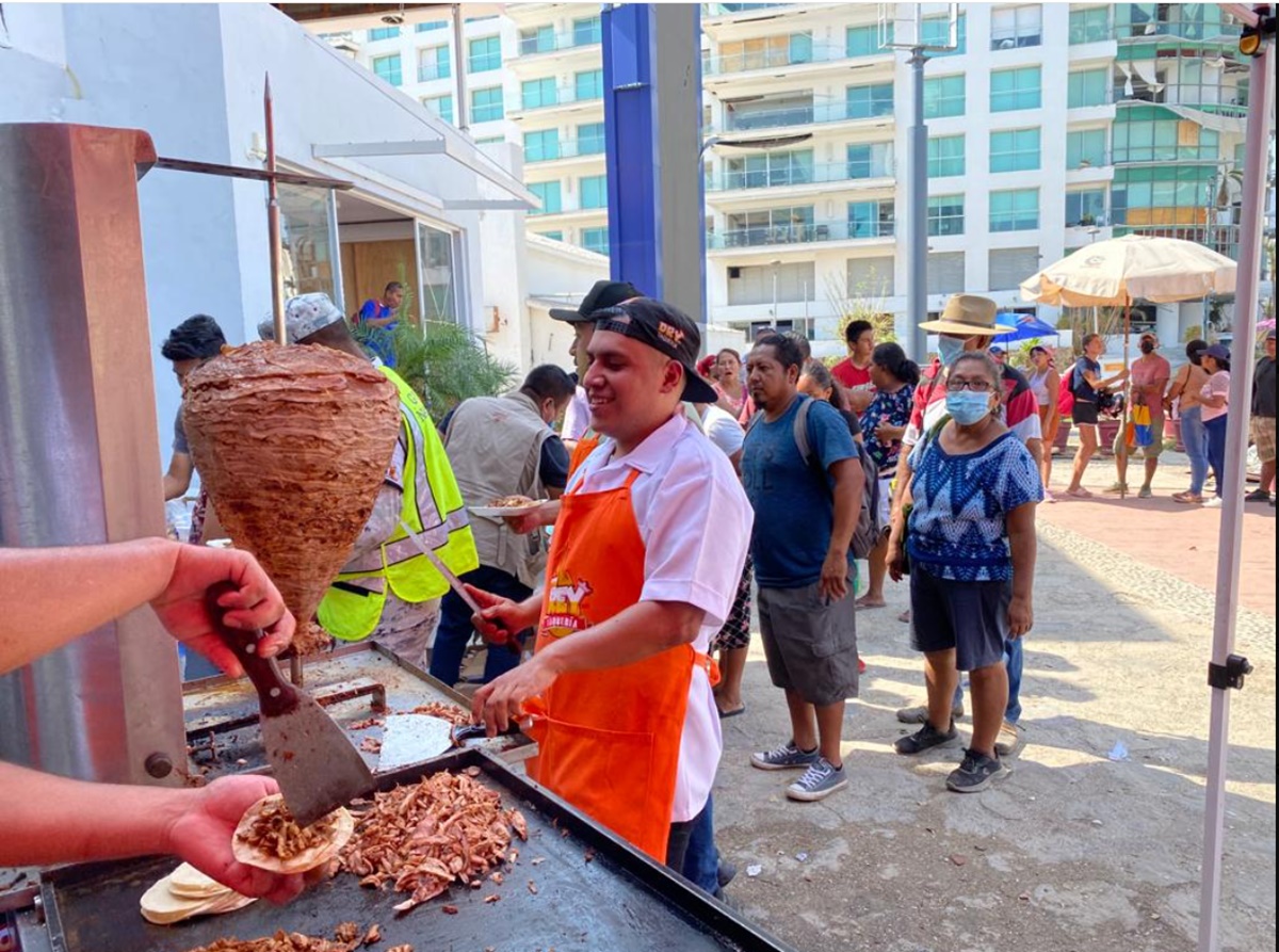 Taquería de la CDMX lleva 3 mil tacos a damnificados de Acapulco por huracán Otis. VIDEO