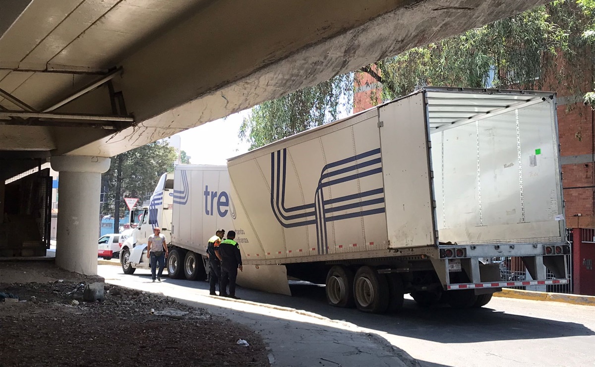 Tráiler que transportaba comida para mascota quedó atrapado en las laterales de Circuito Interior