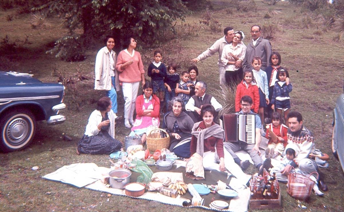 Del álbum familiar al mercado callejero; la segunda vida de los retratos familiares olvidados