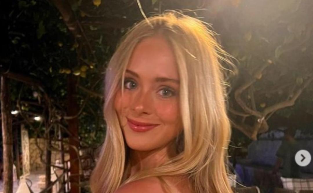 Loreto Peralta arrebata suspiros con mini falda de periódico y medias rotas