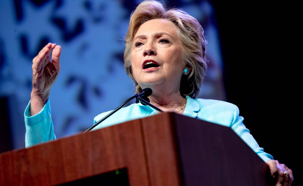 Clinton promete dar prioridad a reforma migratoria