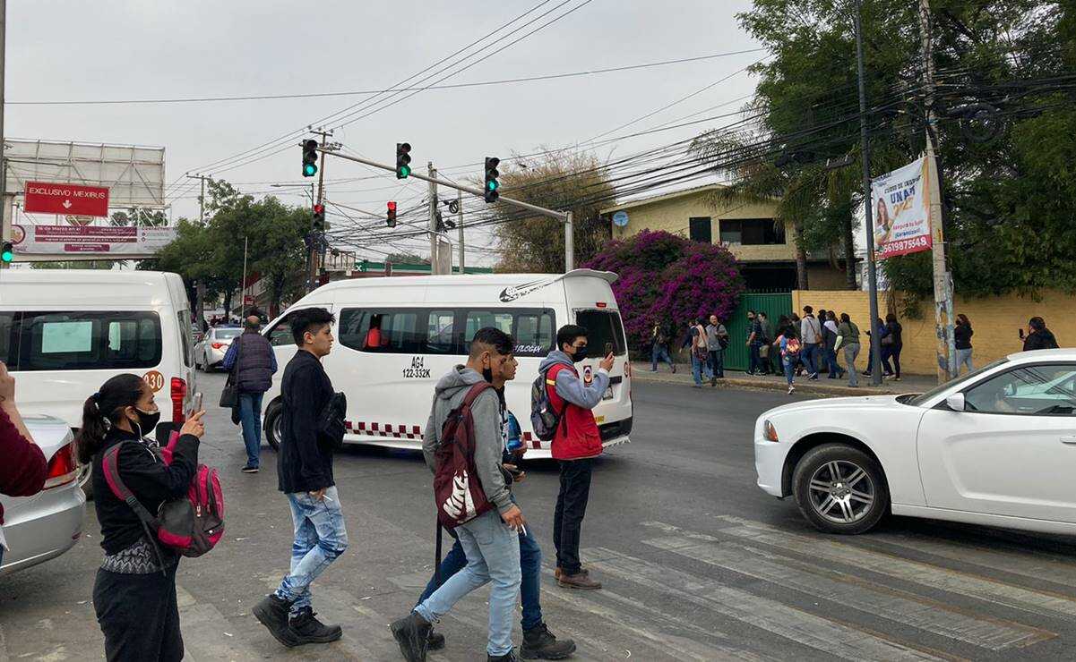 Choferes de transporte público bloquean Vía José Luis Portillo