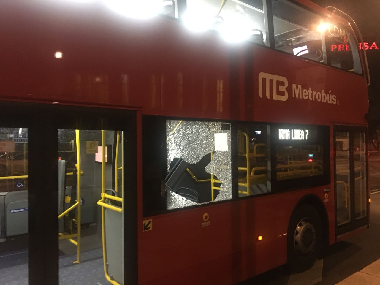 Golpean a Metrobús en Auditorio; le rompen ventana