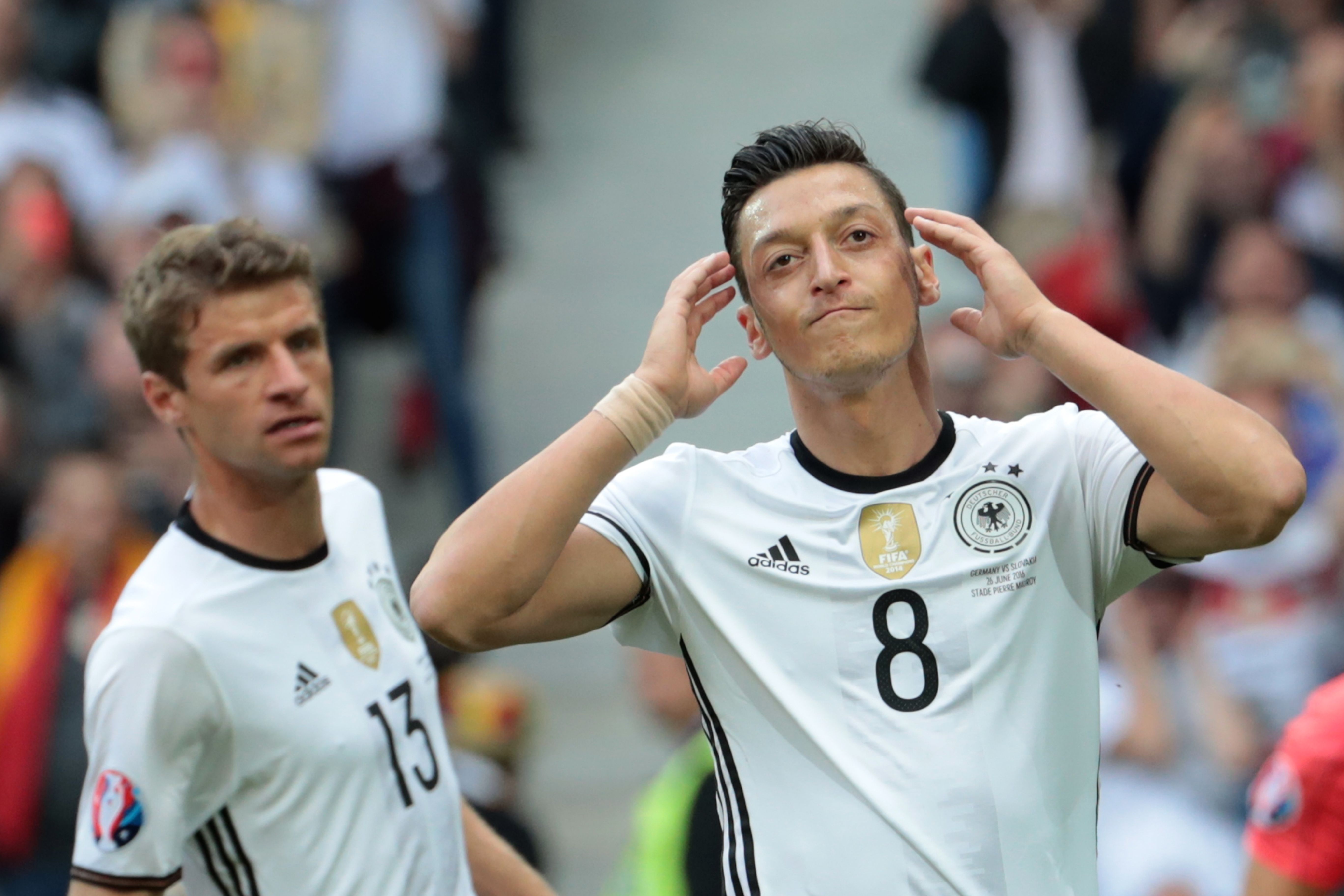 Federación Alemana le responde a Mesut Özil