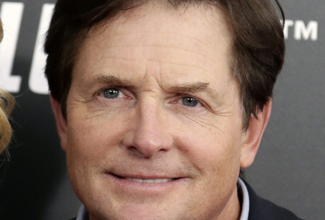 Michael J Fox espanta al público con una caída en el escenario