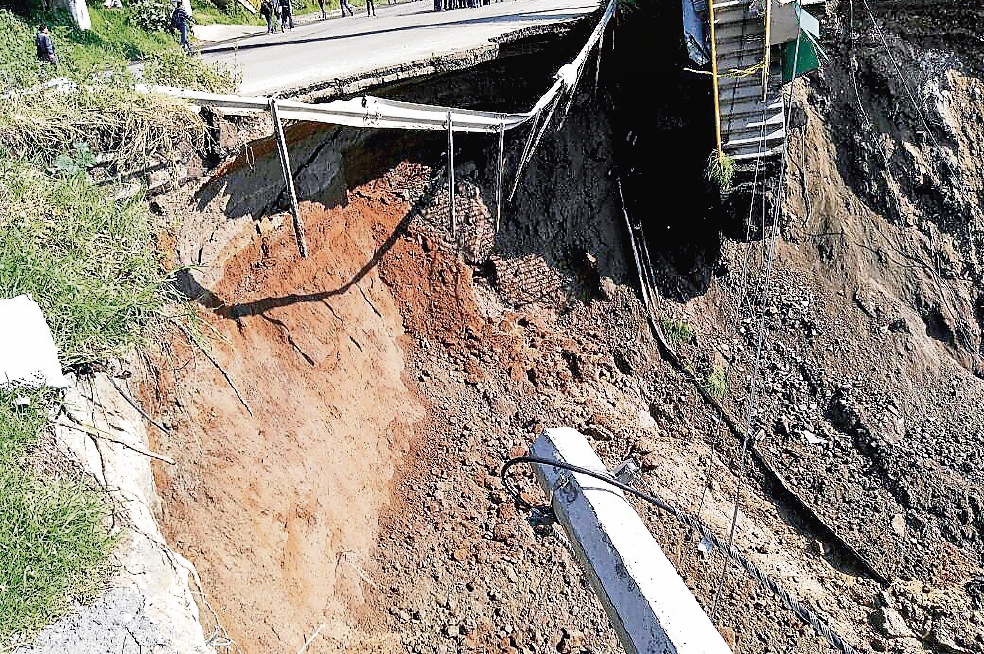 Quitan puente peatonal tras deslave en Naucalpan 
