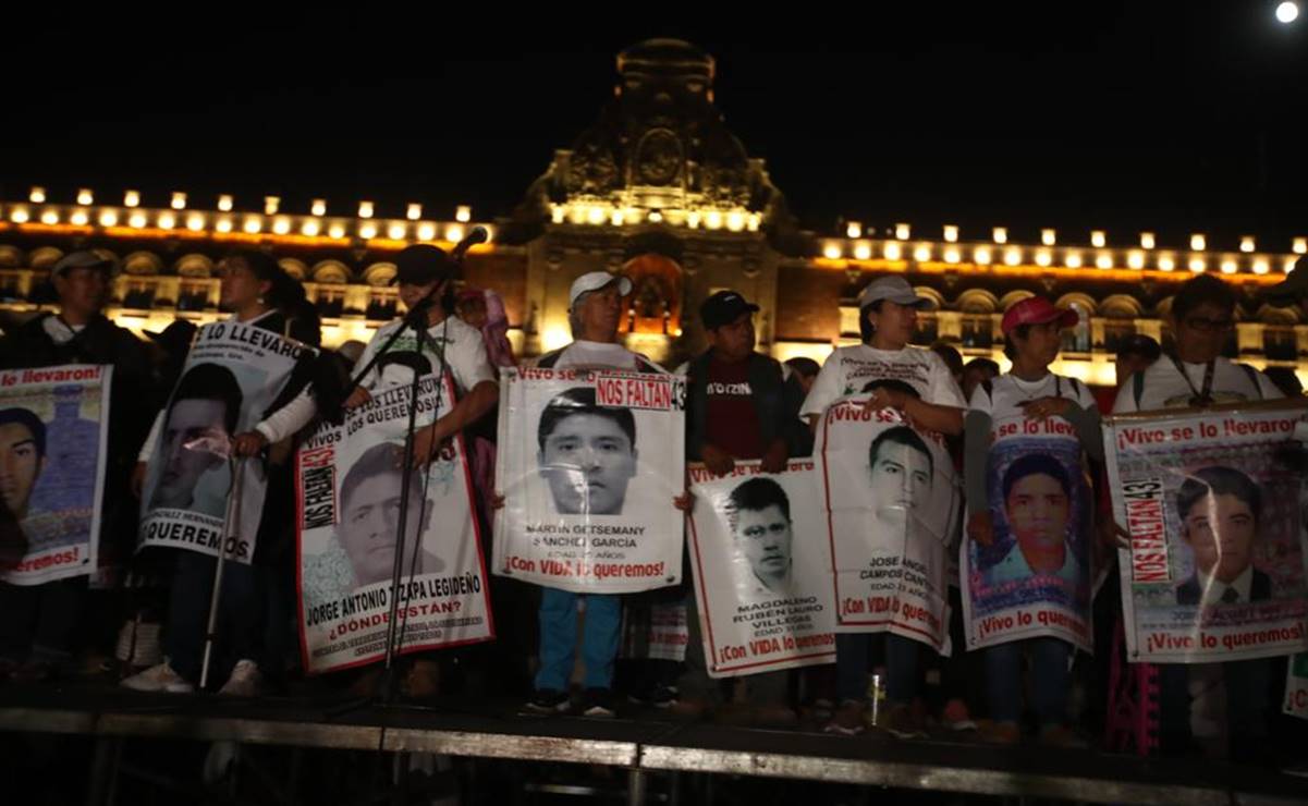 "No somos necios como dice el Presidente": padres de los 43 en el Zócalo