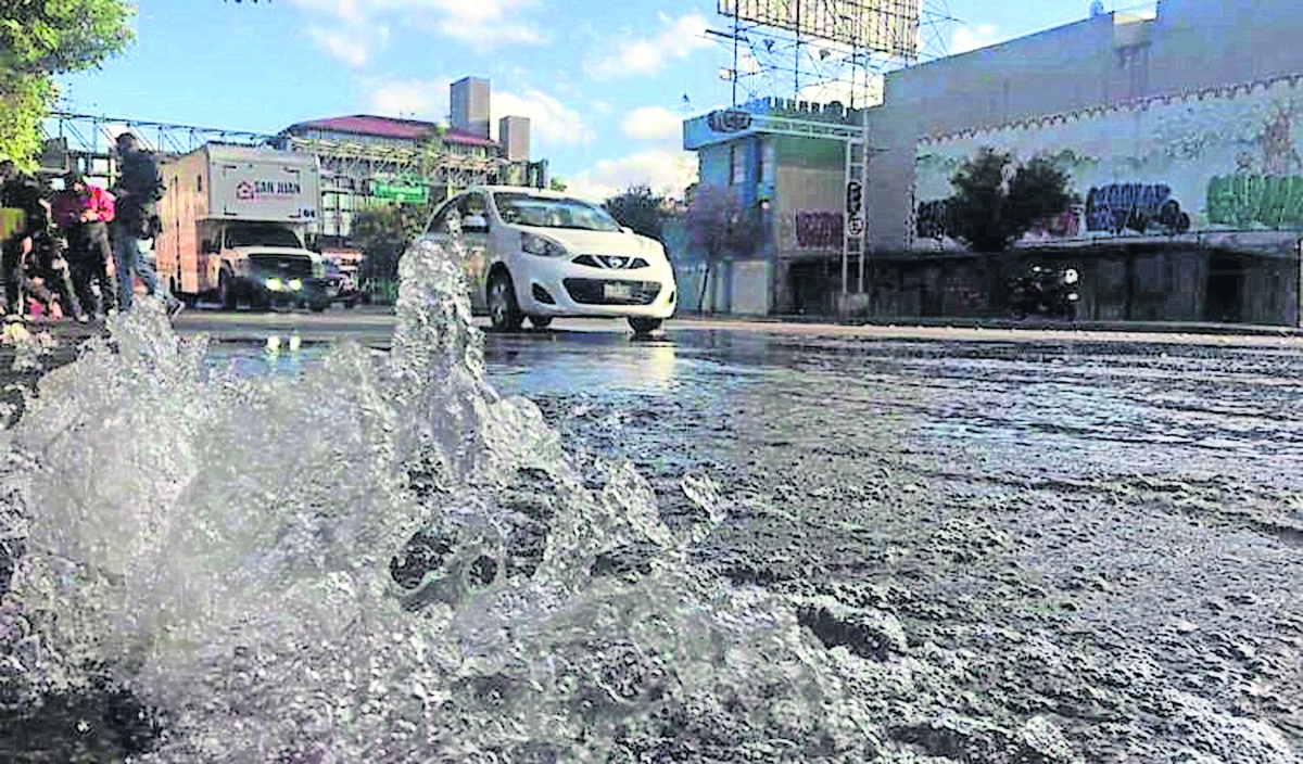 Tubería rota en Ramal Los Reyes afecta suministro de agua potable a 33 colonias de Tultepec, Edomex