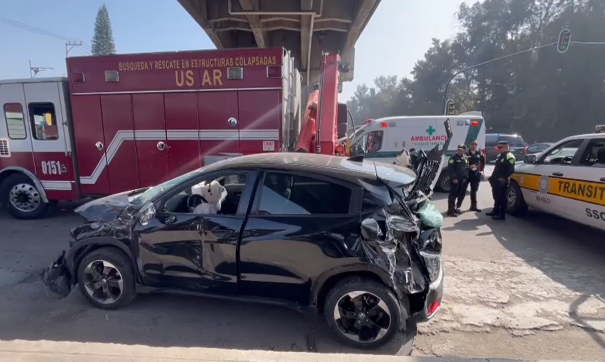 Choca Metrobús contra vehículo particular en Venustiano Carranza