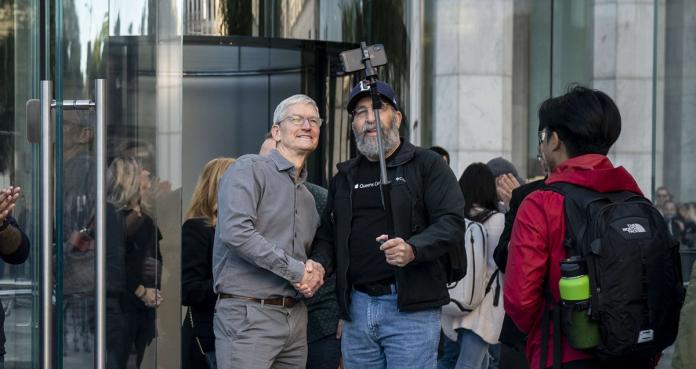 Tim Cook visita a los primeros compradores del iPhone 11 en Nueva York