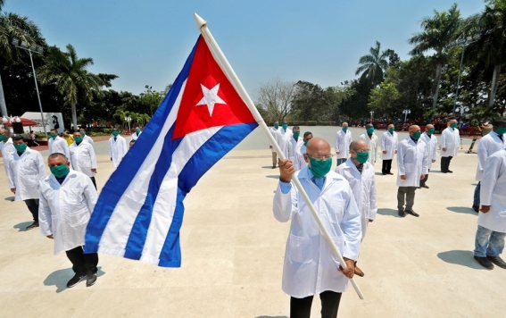 Médicos cubanos viven la experiencia capitalista