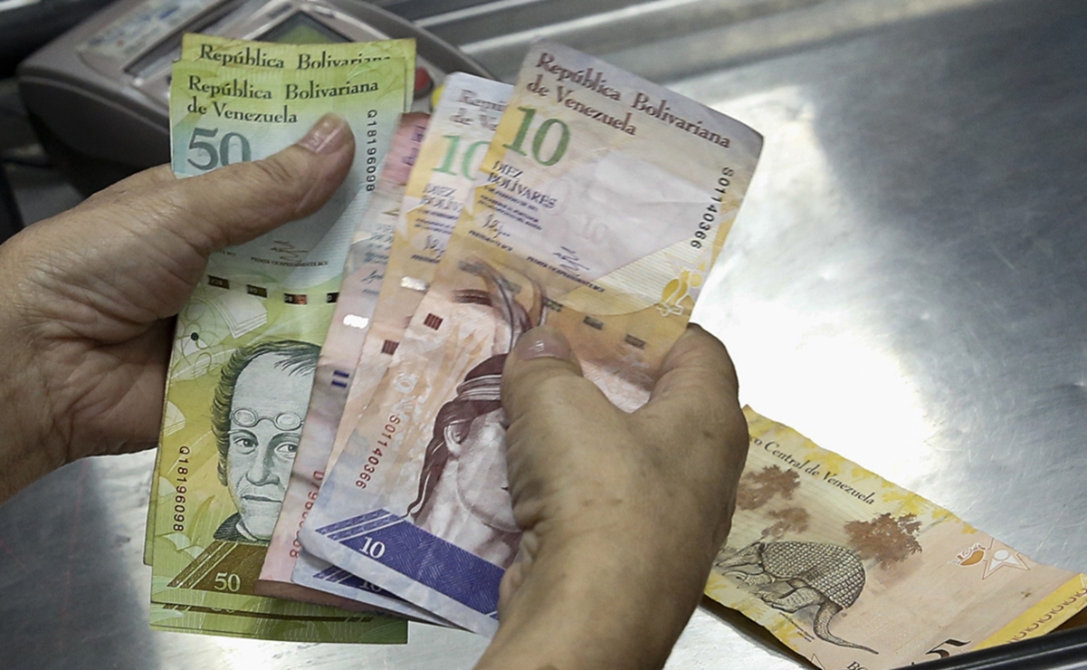 Venezolanos en Colombia se ganan la vida "reutilizando" bolívares 