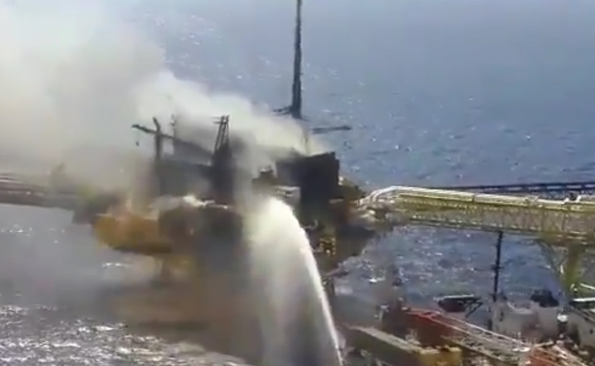 Videos: Así apagaron el fuego tras la explosión registrada en plataforma Ku-Alfa de Pemex